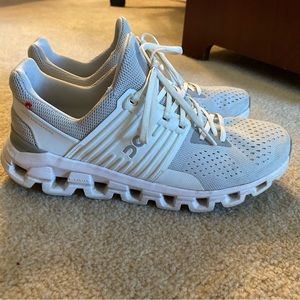 OnClouds Womens Size 10. Gray/White